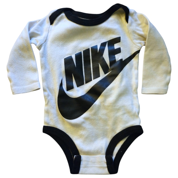 Nike Baby 6-12m Long Sleeve Bodysuit Hat Booties 3p Set Center Swoosh BnW Snaps - Picture 2 of 12